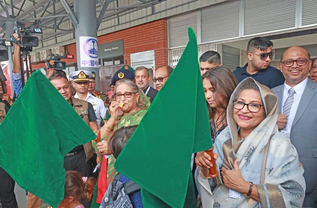 istiak_ahmmad's tweet photo. HPM #SheikhHasina was accompanied by her sister #SheikhRehana and #grandchildrens during the inauguration ceremony of the #Dhaka-#Bhanga #railline today. They bought their tickets from the counter and rode to Bhanga from #Mawa station.
#ThankYouPM
#PadmaBridge
#RailLinkProject https://t.co/KO4jxDstD7