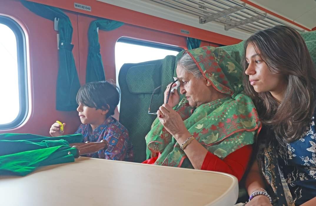 istiak_ahmmad's tweet photo. HPM #SheikhHasina was accompanied by her sister #SheikhRehana and #grandchildrens during the inauguration ceremony of the #Dhaka-#Bhanga #railline today. They bought their tickets from the counter and rode to Bhanga from #Mawa station.
#ThankYouPM
#PadmaBridge
#RailLinkProject https://t.co/KO4jxDstD7