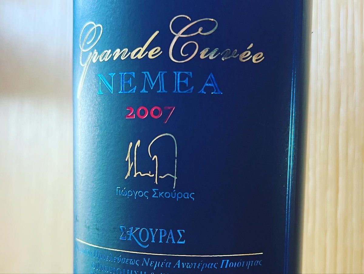 bonkowskimw's tweet image. A splendid day of full immersion in Nemea, with its sweeping mountain valley vistas, meeting top viticulturalist Konstantinos Bakasietas, and tasting vintages young and old of southern Greece’s top red wine. 
 
#mastersofwine #mwpeloponnesetrip
#greekwine 🇬🇷