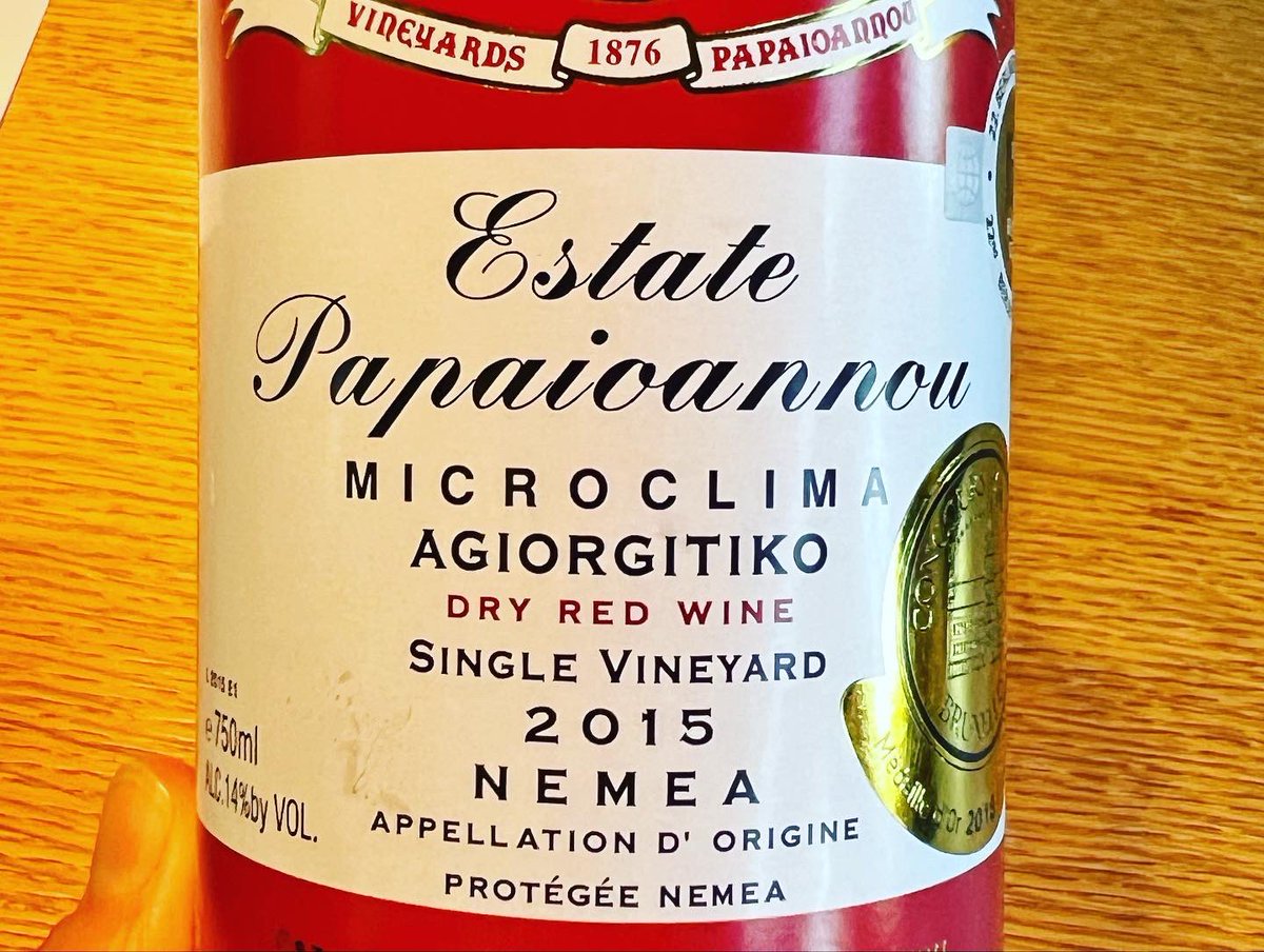 bonkowskimw's tweet image. A splendid day of full immersion in Nemea, with its sweeping mountain valley vistas, meeting top viticulturalist Konstantinos Bakasietas, and tasting vintages young and old of southern Greece’s top red wine. 
 
#mastersofwine #mwpeloponnesetrip
#greekwine 🇬🇷