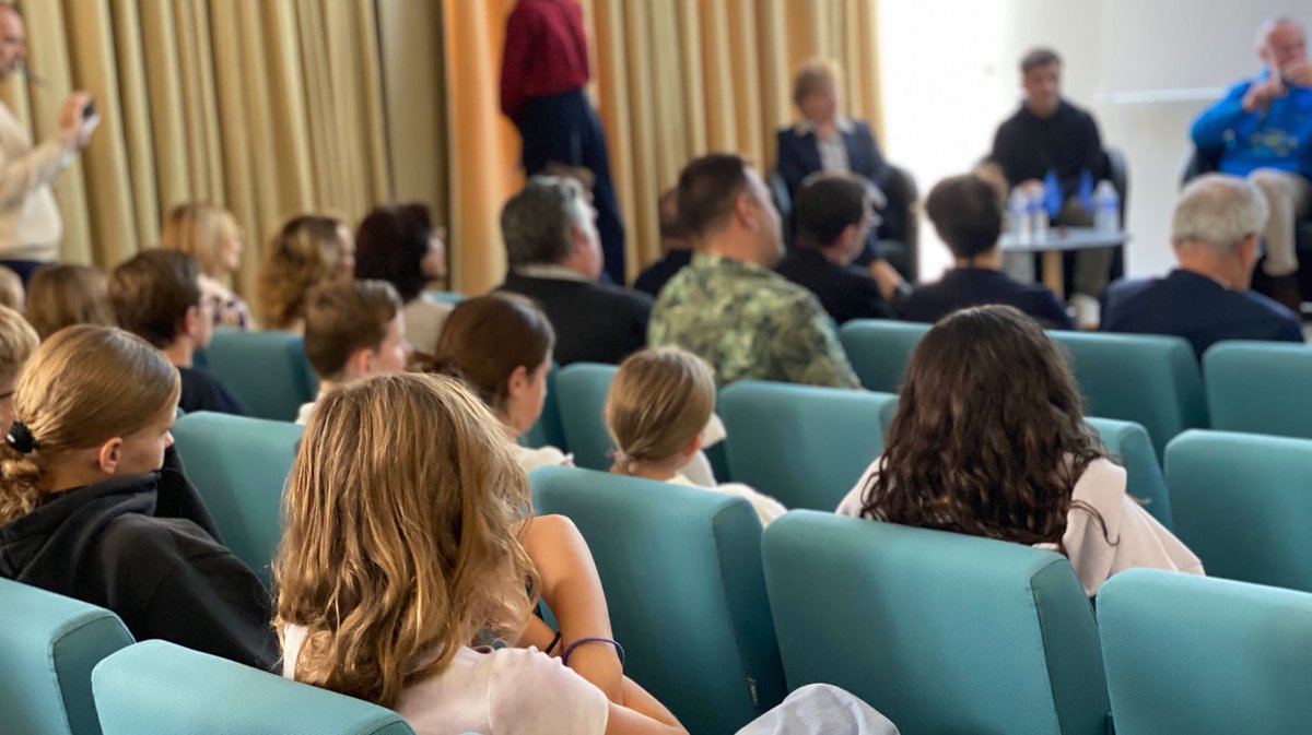 #ErasmusDays
Cette semaine, l’<a href="/AcAmiens/">Académie d'Amiens</a> fête la mobilité ! Rdv était pris ce jour avec <a href="/NellyFesseau/">Nelly Fesseau</a> &amp; <a href="/PMoyarecteur/">Pierre Moya</a> au Musée de Picardie pour échanger avec écoliers, collégiens et lycéens sur la plus-value de la mobilité dans les parcours scolaires, professionnels et personnels