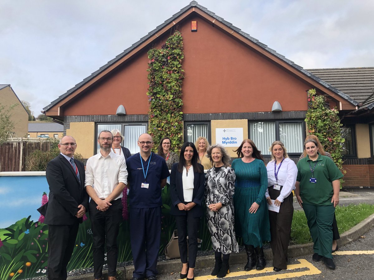 HywelDdaHB's tweet photo. This #WorldMentalHealthDay, we were pleased to welcome the @childcomwales, Rocio Cifuentes, to our innovative mental health centre in Carmarthen. It is Wales’s first mental health crisis hub for children and young people who are in need of urgent support and is available 24/7 https://t.co/KS2OElivTi