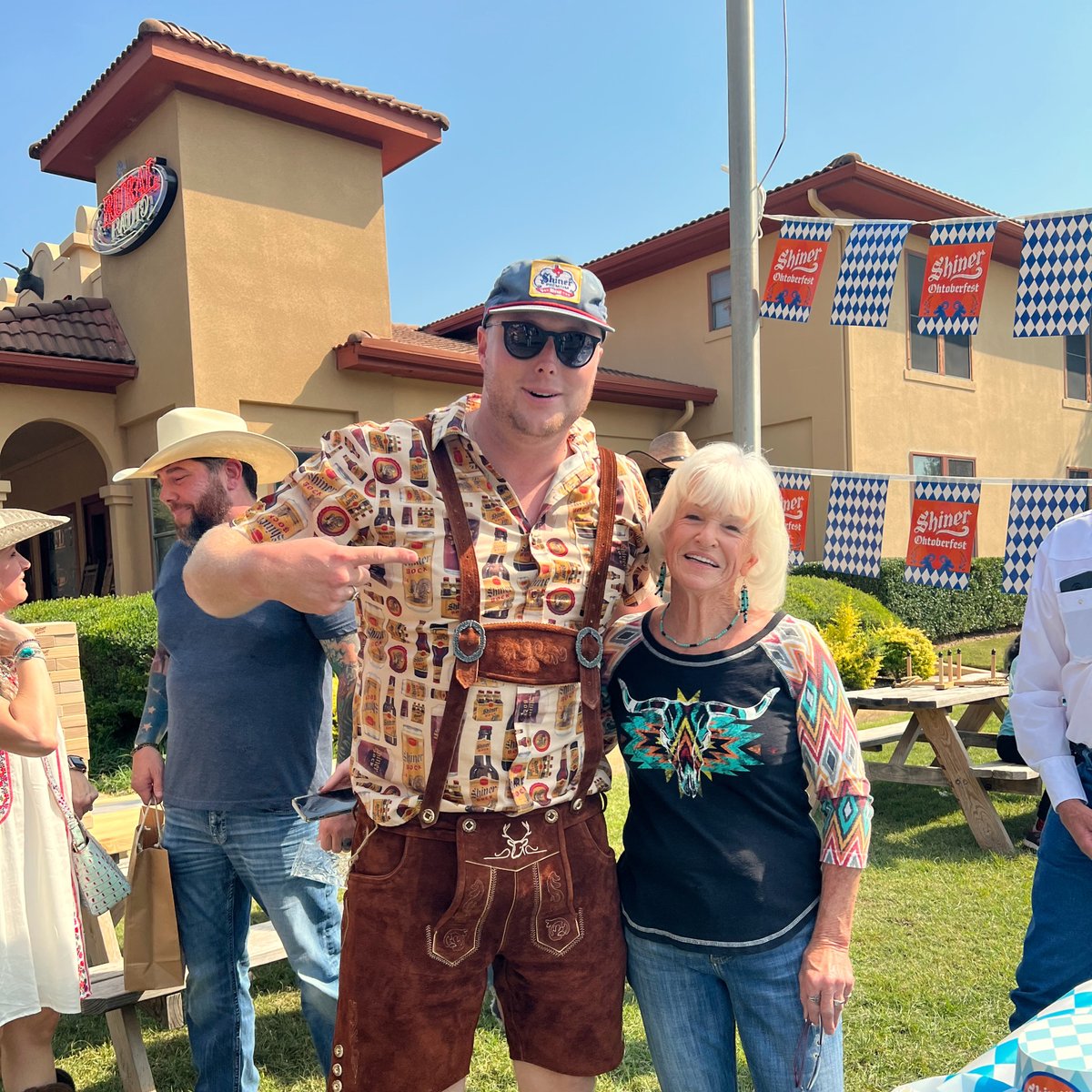 MuleAlley's tweet photo. Dust off your lederhosen and join us for a wild western Stocktoberfest on October 14, from 10AMโ7PM! Celebrate #StockyardsStyle with live music, $5 ice-cold Shiner Red River Ales, thrilling Stein Hoist Showdowns, cattle drives, rodeos, and much more! ๐๐ค
https://t.co/BtTfLzRmgH https://t.co/Sd3CTgxhlL