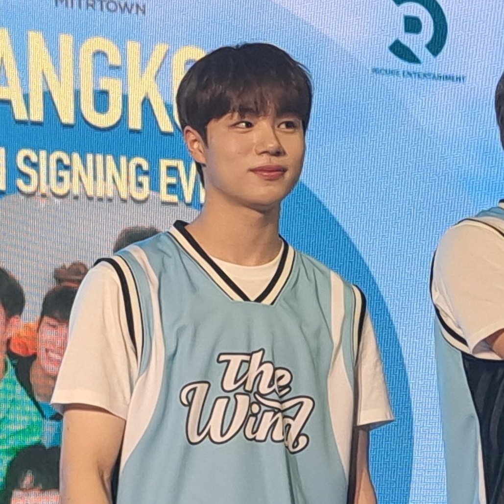 tornized's tweet photo. heesoo giving his bombastic side eye but still manages looking cute

#더윈드 #김희수 https://t.co/OfGVIkSp9P