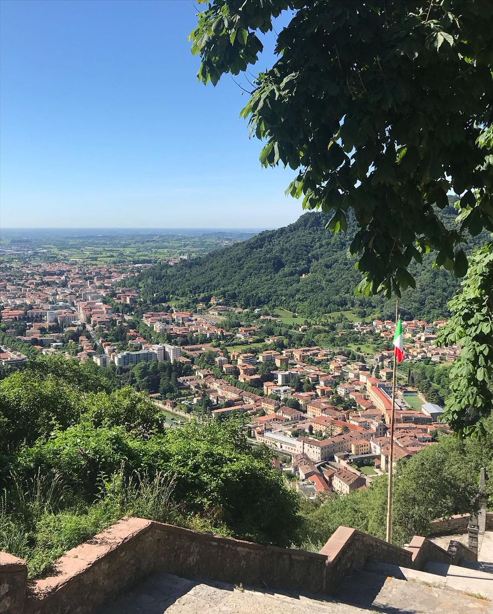 TurismoVeneto's tweet photo. Partenza: Duomo di #Serravalle. Arrivo: Santuario di #SantaAugusta
Una passeggiata verso l'alto, tre scalini, strade sterrate e una fontana in pietra, per godere di una vista panoramica su #VittorioVeneto
⛪ https://t.co/Qu0aFkmwhA
#Treviso #VisitVeneto
📸 IG piccinbarbara_ https://t.co/9VNPb2P29F