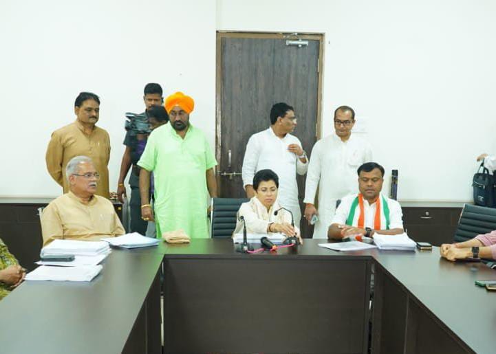 DivyaDhundhwall's tweet photo. रायपुर स्थित प्रदेश कांग्रेस मुख्यालय राजीव भवन में चुनाव समिति की बैठक हुई। @Kumari_Selja जी के साथ मुख्यमंत्री श्री @bhupeshbaghel जी, प्रदेशाध्यक्ष श्री @DeepakBaijINC जी, उप मुख्यमंत्री श्री @TS_SinghDeo जी, श्री @DrCharandas जी सहित चुनाव समिति के अन्य सदस्यगण उपस्थित रहे। https://t.co/jVxWZ1gv7h