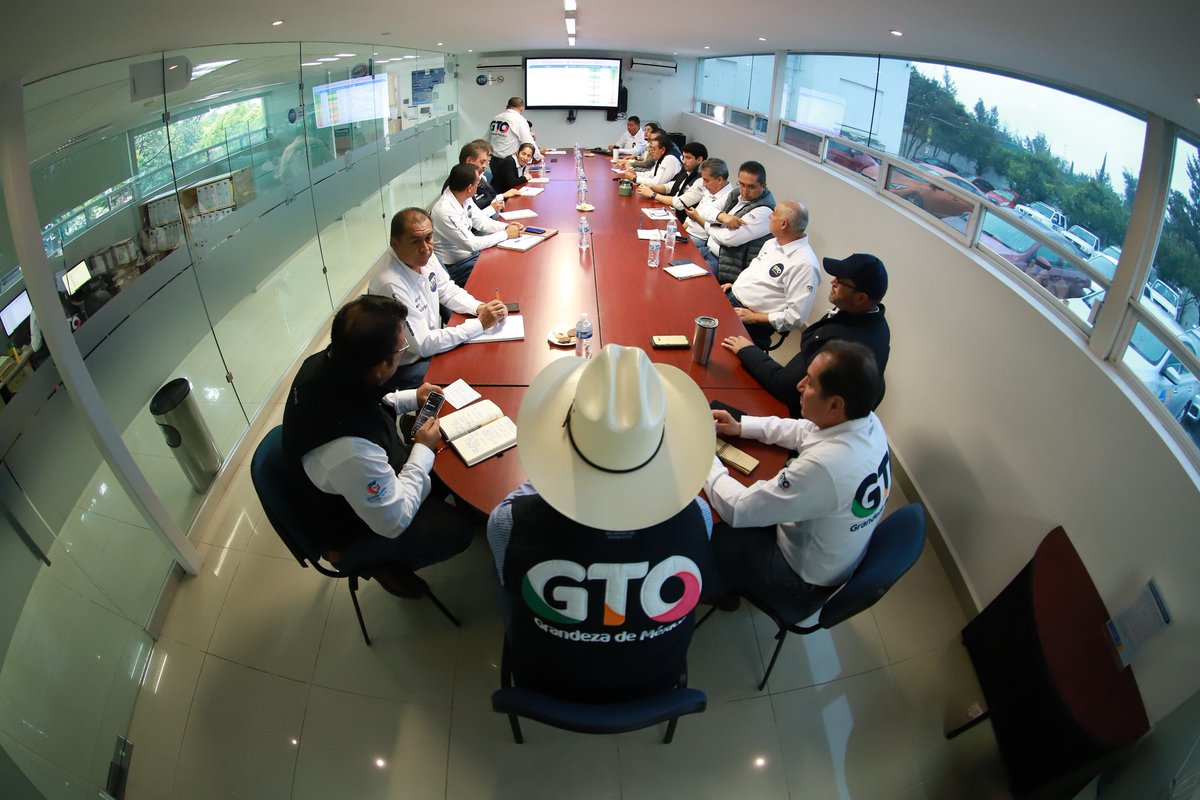 campogobgente's tweet photo. Reunión entre el Srio. @Paulo_Banuelos, con los Subsecretarios y Directores de la de la #SDAyR, para revisar el cierre de los programas de apoyo 2023 y analizar el plan de trabajo 2024, con el objetivo de seguir fortaleciendo el campo de Guanajuato.
#NuestraGrandezaEstáEnElCampo https://t.co/cAvja8mBBO