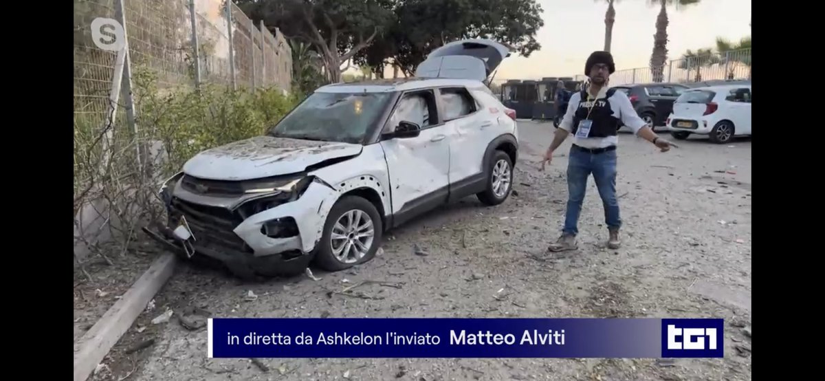 “Salvi per dieci secondi”. Il drammatico racconto dell’inviato del tg1 #matteoalviti ad #Ashkelon sotto attacco dei razzi #Hamas. Nella foto la macchina della troupe del tg1 distrutta #Israel