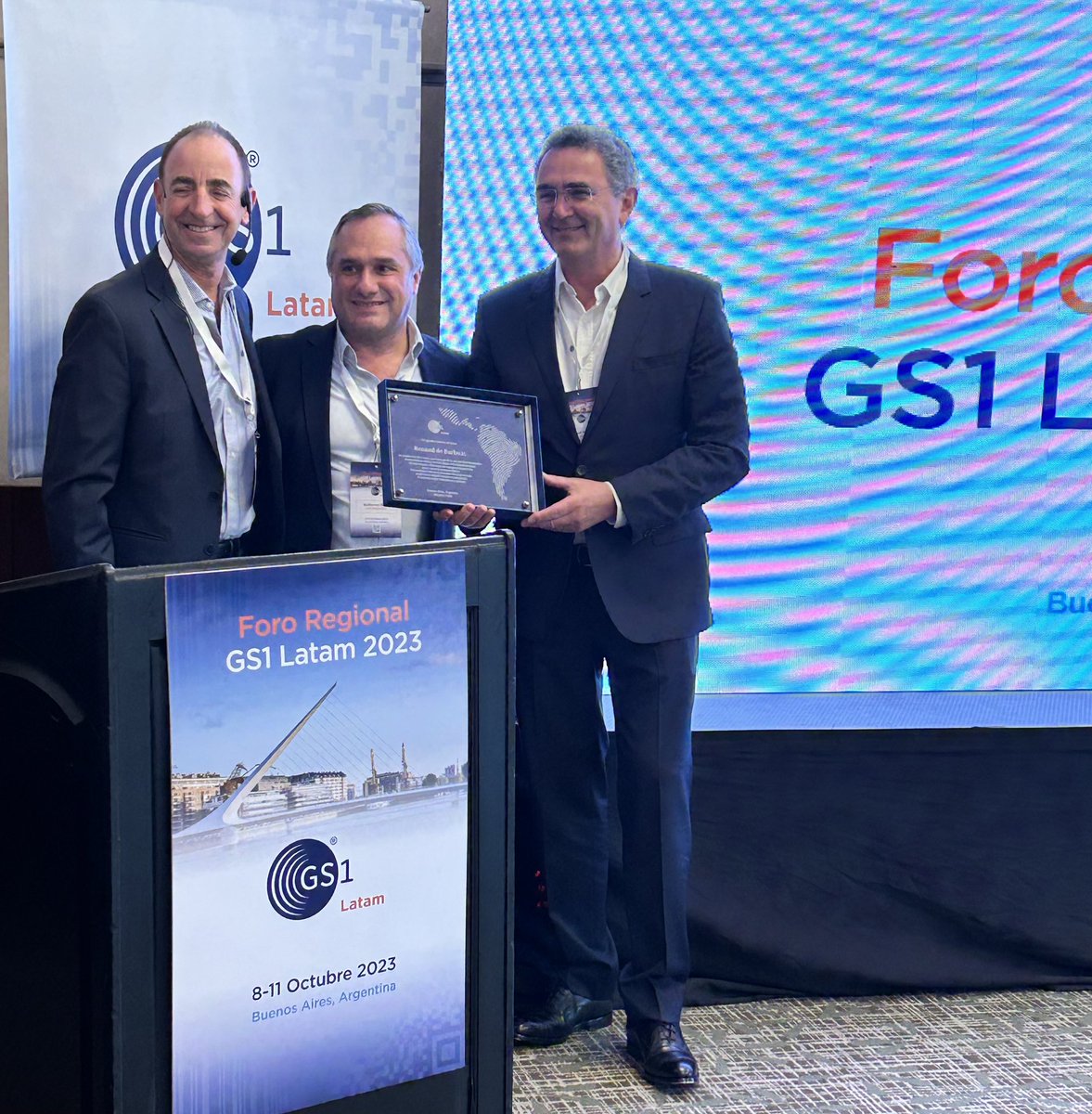 📣 #ForoGS1Latam ¡Un emocionante comienzo en el Foro Regional GS1 Latam 2023 en Buenos Aires! 🇦🇷 

Durante las palabras de bienvenida, tuvimos el honor de reconocer a Renaud de Barbuat, Presidente y CEO de <a href="/gs1/">GS1</a> por su destacada participación en este encuentro latinoamericano 👏🏻