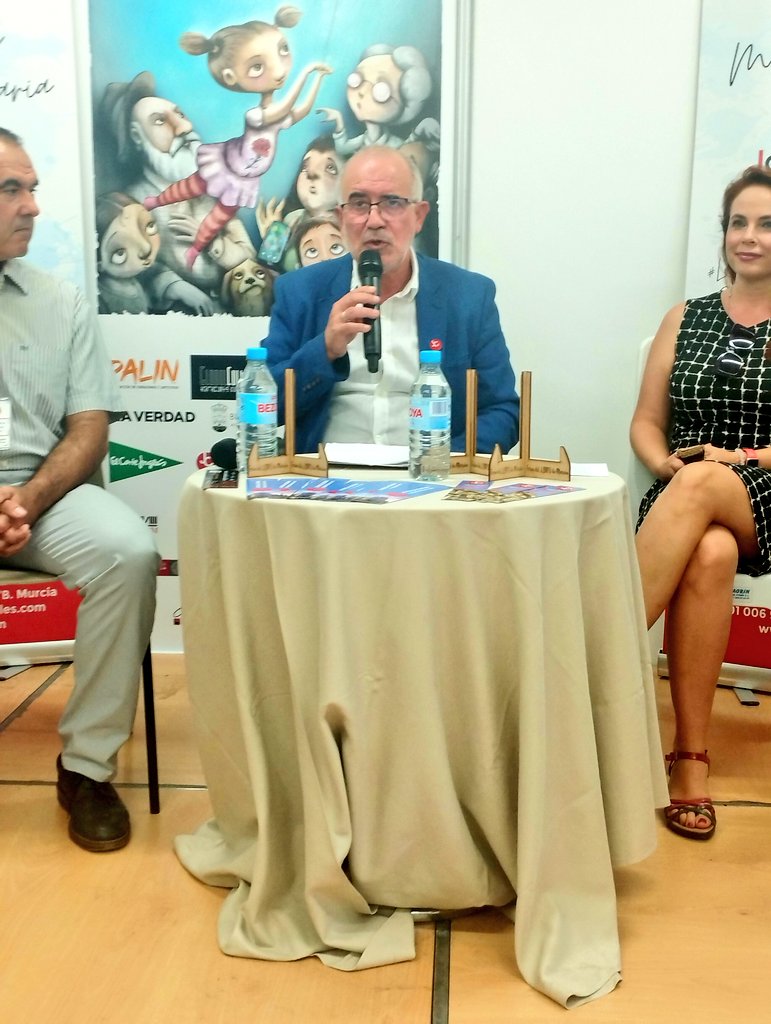 feriaLibroMurci's tweet photo. 🏆📓Se acaban de entregar los premios #JCInmobiliaria de Relato corto.

El ganador este año es Ricardo Aller con "El Reencuentro. El finalista, "Agua Sucia".

Gracias @JcarcelesInmob por tu apuesta por la literatura y tu apoyo a la #FLMurcia23. 
#LaFeriaBonica #FeriaLibroMurcia23 https://t.co/JbS6gEC7Pq