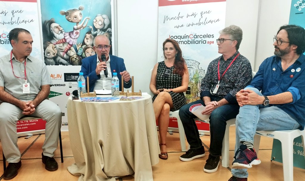 feriaLibroMurci's tweet photo. 🏆📓Se acaban de entregar los premios #JCInmobiliaria de Relato corto.

El ganador este año es Ricardo Aller con "El Reencuentro. El finalista, "Agua Sucia".

Gracias @JcarcelesInmob por tu apuesta por la literatura y tu apoyo a la #FLMurcia23. 
#LaFeriaBonica #FeriaLibroMurcia23 https://t.co/JbS6gEC7Pq