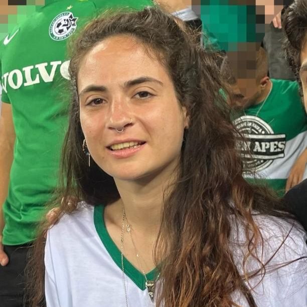 „Seit dem Angriff der Hamas am letzten Samstag wird Inbar vermisst. Die 27 Jährige war auf einem Friedensfestival im Süden Israels als Helferin und wurde dort von Terroristen entführt.

Inbar ist Fan von Maccabi Haifa. 3/4