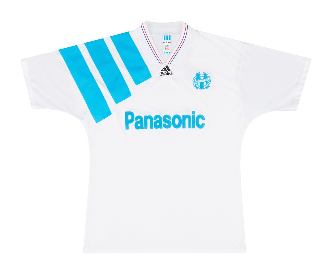 Footballtweet's tweet photo. 🎙️ David Beckham: “My favourite shirt from the 1990s? This is going to be a bit controversial because I played for PSG, but there was an all-white Marseille jersey with three blue stripes on the shoulder which was magnificent. I loved it when I was little.” https://t.co/vS5c4E36Dl
