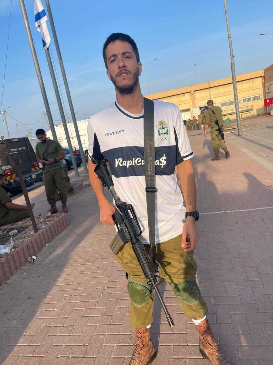 Por el quilombo en israel están llamando a todos los reservistas y un argentino cayó a pelear con la remera de gimnasia JSJAJSJ
