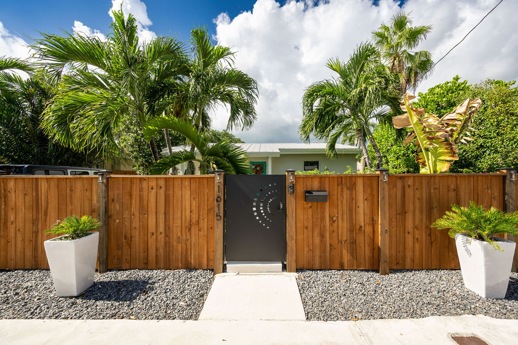 KeyWestHouses's tweet photo. NEW LISTING! 1615 Seminary St $1,495,000 #keywest #floridakeys #jimmybuffett 305-295-7511 https://t.co/K1pWX0eo79