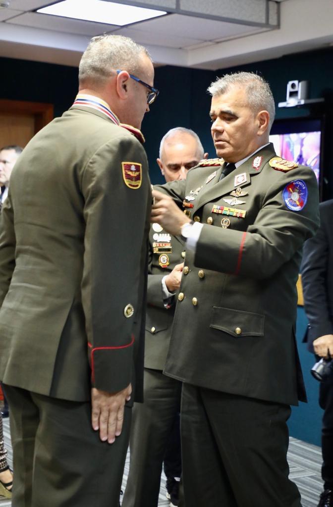 FerrerSandrea's tweet photo. Orgulloso de recibir la Medalla Honor al Mérito Seguridad de la Nación por parte de mi GJ @vladimirpadrino Ministro del. PPP la Defensa y de mi MG José Ornelas Ferreira Secretario General del Consejo de Defensa de la Nación
 ¡La #FANB es Venezuela! 🇻🇪 👊 https://t.co/aHYOhm1ylS