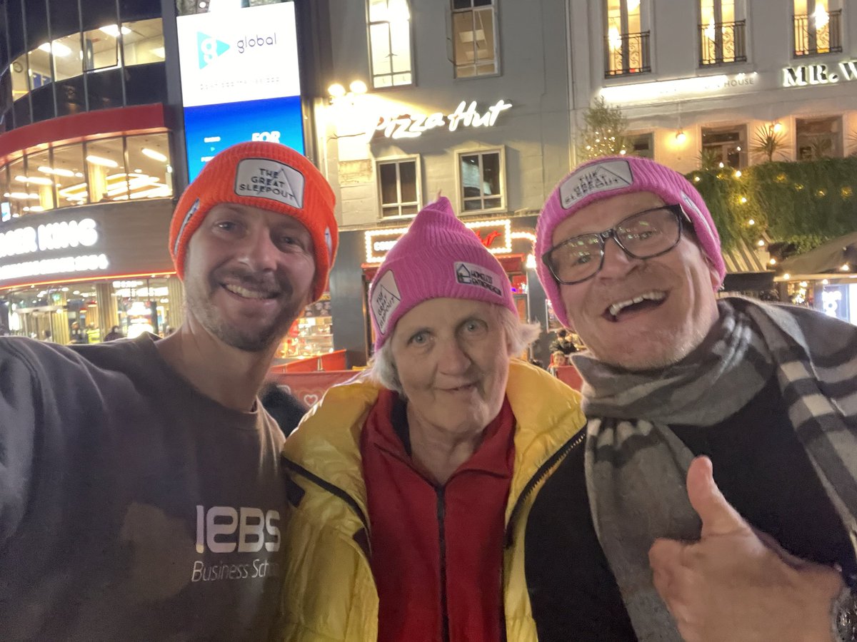 📣 this lovely lady LOST all her family to cancer in one month, & was homeless for 8 years. She wrote & sang the homeless song with Helen mirren at the London Sleepout.  We gave her a hat. Seconds later , A COUPLE walked up & gave us £30 KARMA LOVE IT! #WorldHomelessDay DONATE…