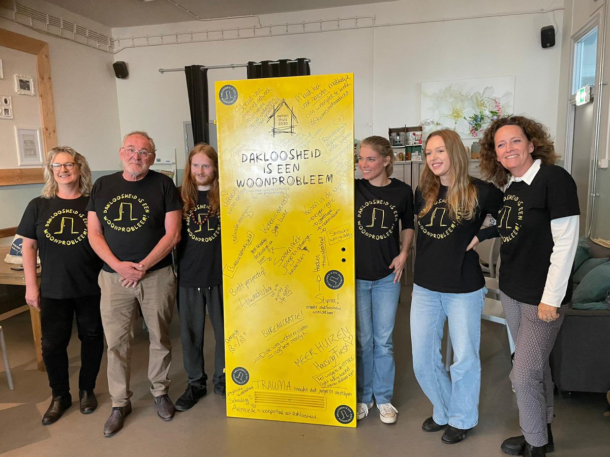 Vandaag voerde <a href="/SamenThuis2030/">SamenThuis2030</a> actie, in vijf steden, met de boodschap: dakloosheid is een woonprobleem, zorg voor betaalbare woningen voor (dakloze) jongeren. Trots op de jongeren en belangenbehartigers 💪🏼