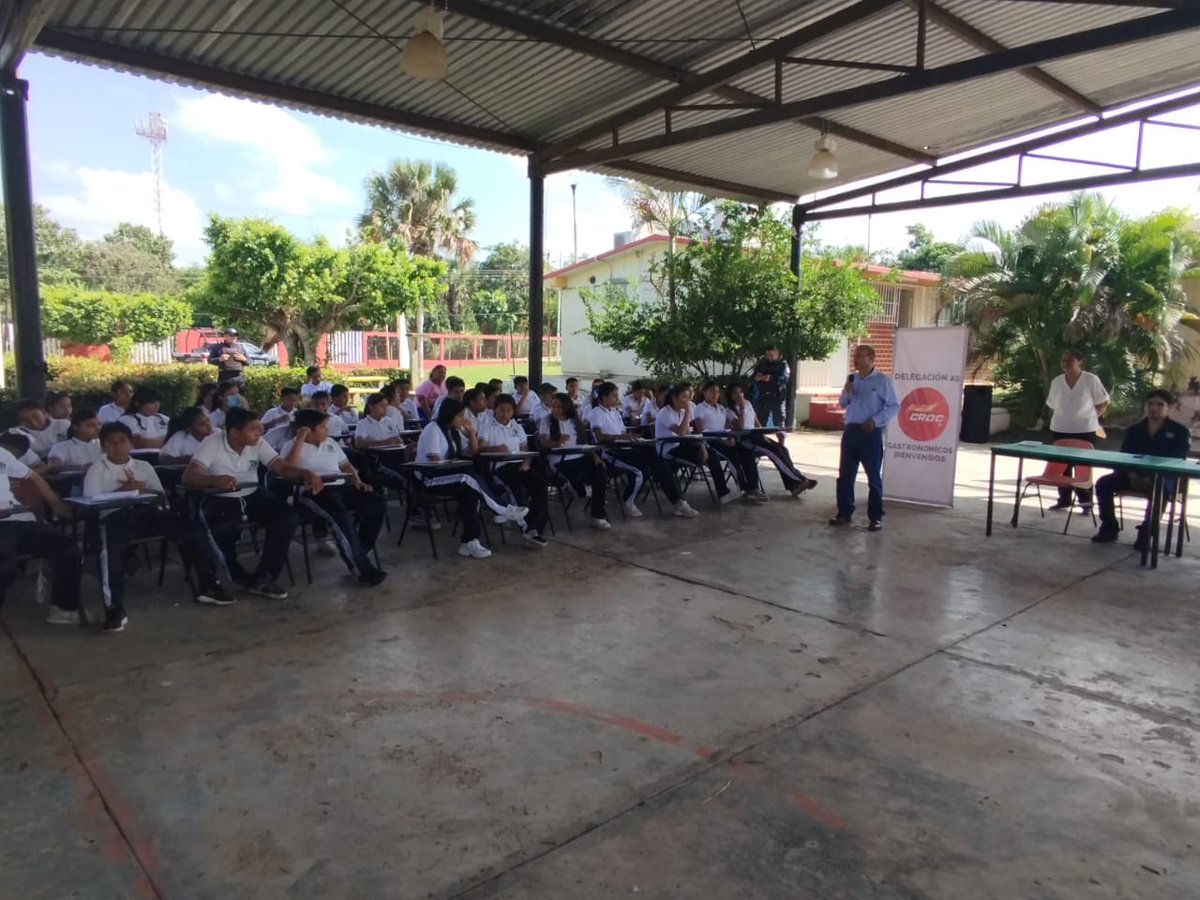 MauCasBol's tweet photo. Hoy acompañé a nuestro Srio Gral de la @CROC25_Tab Jorge Cruz, Luisa Robles pte de @croc_apst y Rigoberto Arias Srio Org y Prop, así como personal de la @SSPCTabasco, con quienes se hizo la plática a 265 estudiantes, denominada 'Prevencion del Suicidio' a la Esc Emiliano Zapata https://t.co/ZPmes8z7Zf