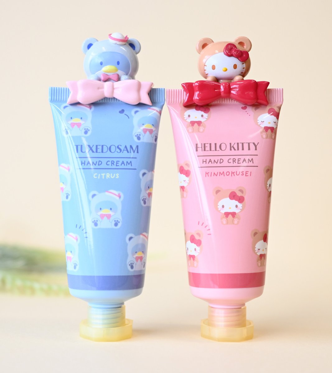 sanriotimes's tweet image. 今日は #ハンドケアの日 ということで、くまさんをかぶったキャラのハンドクリームを🧸
私の手と心に潤いを与えてくれます✨
#サンリオ時間 
#ハローキティ #タキシードサム
