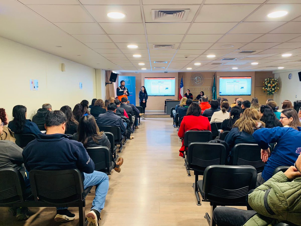 Senapred's tweet photo. Hoy #SENAPREDOHiggins participó en capacitación sobre tramitación de ayudas y gestión de recursos de emergencia junto a #MIDESO y @serviuohiggins, con el objeto de reforzar el conocimiento y correcta elaboración de Fichas #FIBE y #ALFA por parte de los encargados comunales de emergencia de la región.