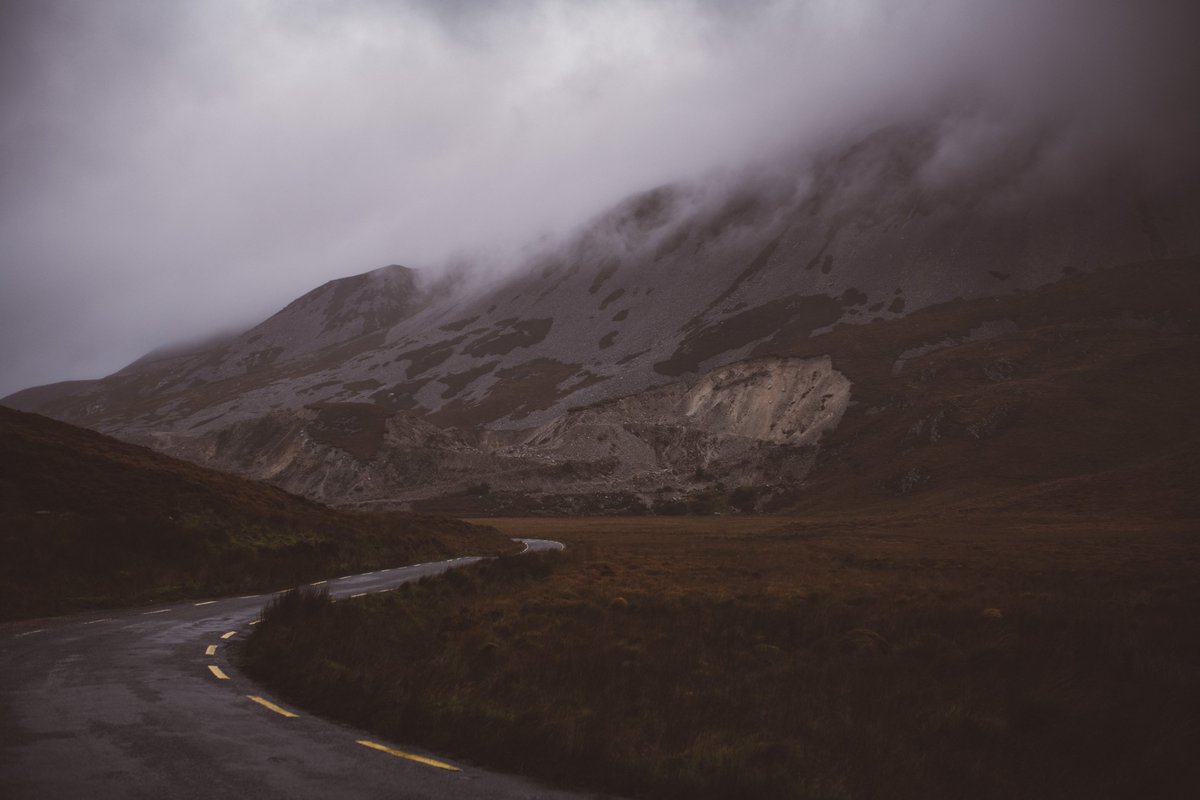 3rwan2LuX's tweet photo. Encore un jour en Irlande 🇮🇪
Bilan du jour ?
Parfois de la pluie ou du vent ou du brouillard
Ou les 3 en même temps 😱 c’est pour ça que la pluie elle touche pas le sol ici, elle passe à l’horizontale 🙏🏻
👋🏻 @frenchvisuals #Ireland #frenchvisuals #Travel https://t.co/MawTQ7c09v