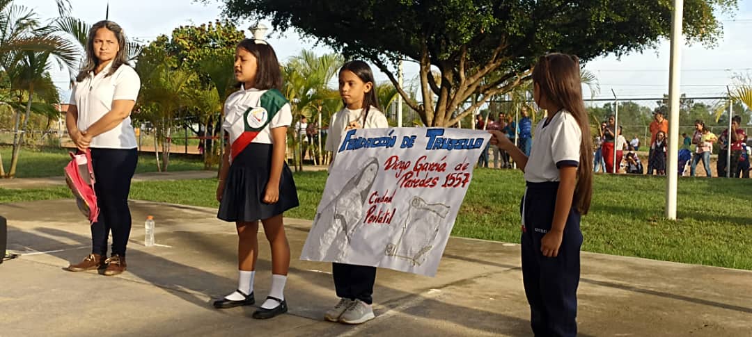 esimonb3's tweet photo. Día cívico alusivo a la Fundación de Trujillo, a cargo de la Contralora Estudiantil... Escuela Simón Bolívar. Municipio Pampán https://t.co/XBUiom0XL2