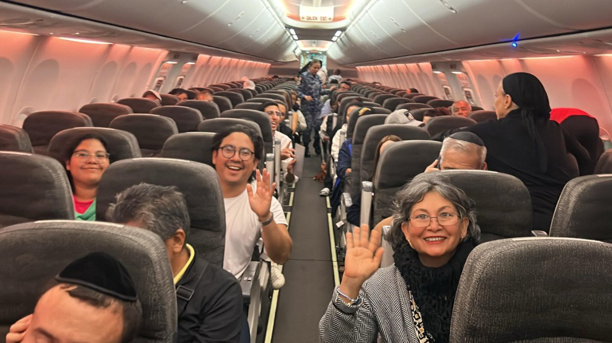 lopezdoriga's tweet photo. Ya despego el primer avión de la Fuerza Aérea con mexicanos rescatados de Israel. https://t.co/XrhStFI41V