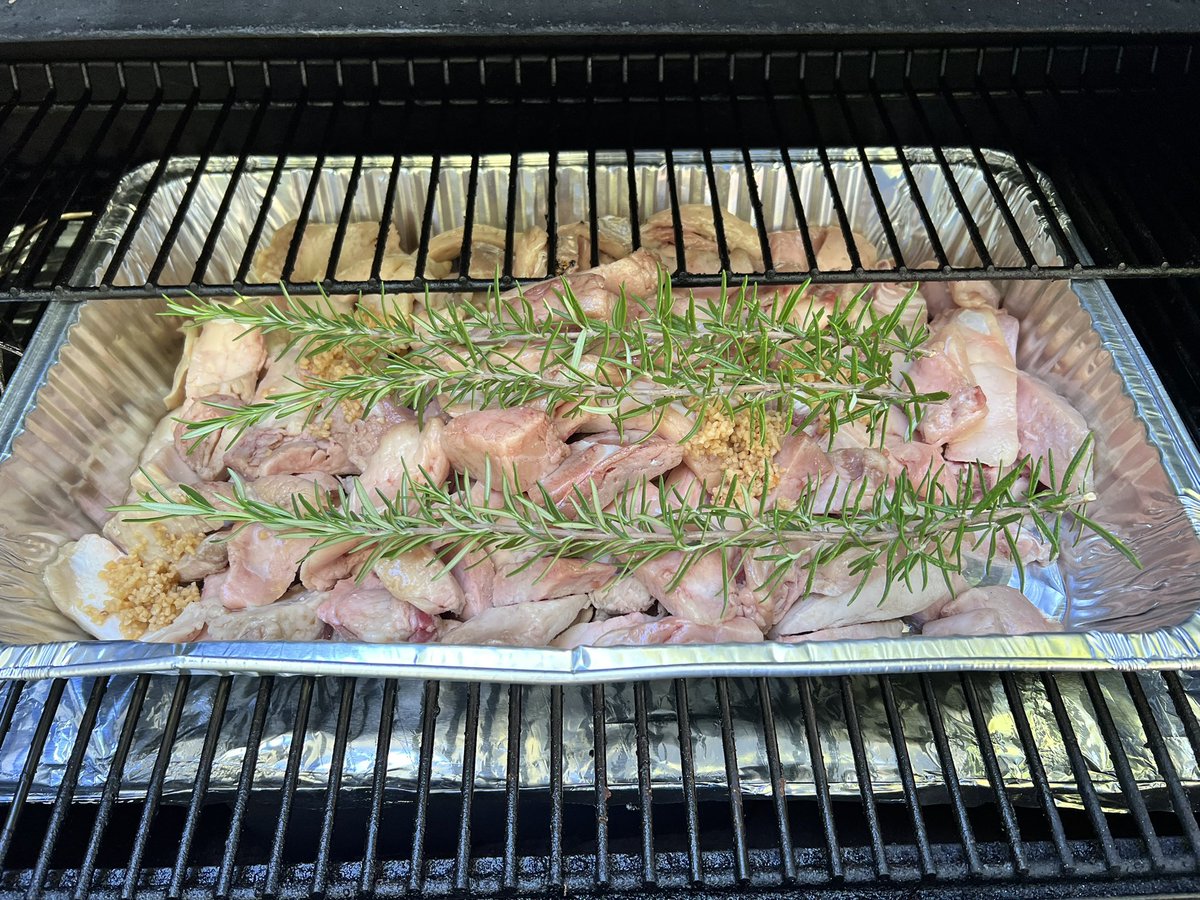 BrazenButcher's tweet photo. Starting a garlic/rosemary infused beef tallow on the Traeger. https://t.co/o9SCPvRyPb