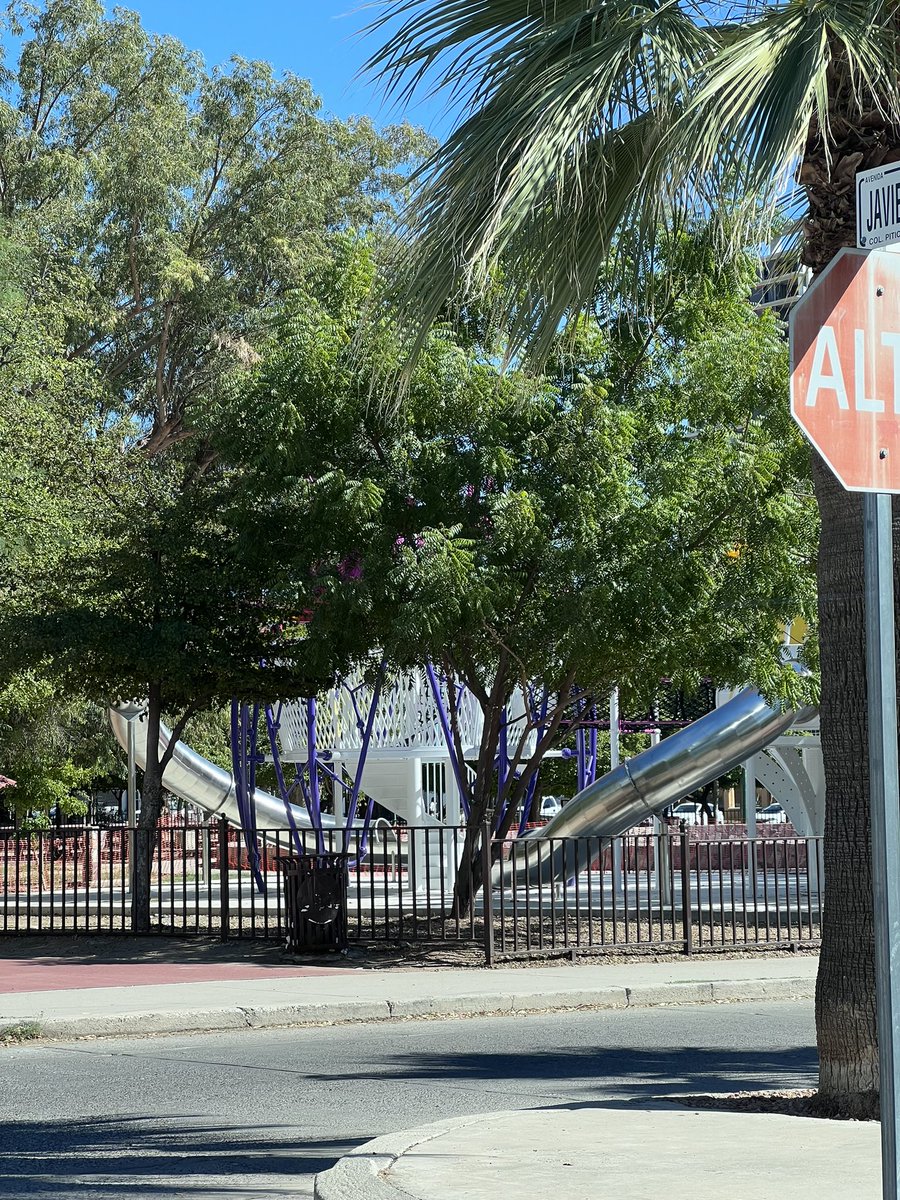 maddiedlr's tweet photo. Oigan a quien se le ocurrió poner esos resbaladeros de metal/aluminio en Hermosillo???? 🥹 #calor #sepasaron https://t.co/Ho24RpdFhX