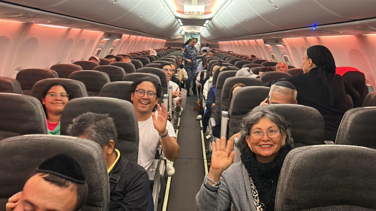 Me alegra informar que el primer vuelo humanitario que trae de regreso a casa a 135 connacionales despegó de Israel.

Nuestro compromiso de proteger a nuestra comunidad. 

Mi reconocimiento a los equipos de @SEDENAmx y de <a href="/SRE_mx/">Relaciones Exteriores</a>. Seguimos trabajando con opciones de salida.