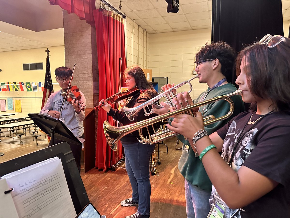 HumbleMariachi's tweet photo. Thank you @HumbleISD_FE for inviting us to celebrate Hispanic Heritage month! We had a great time! #HispanicHeritageMonth #Morein24 #HHSNEXTLEVEL https://t.co/PnbExaE5OI