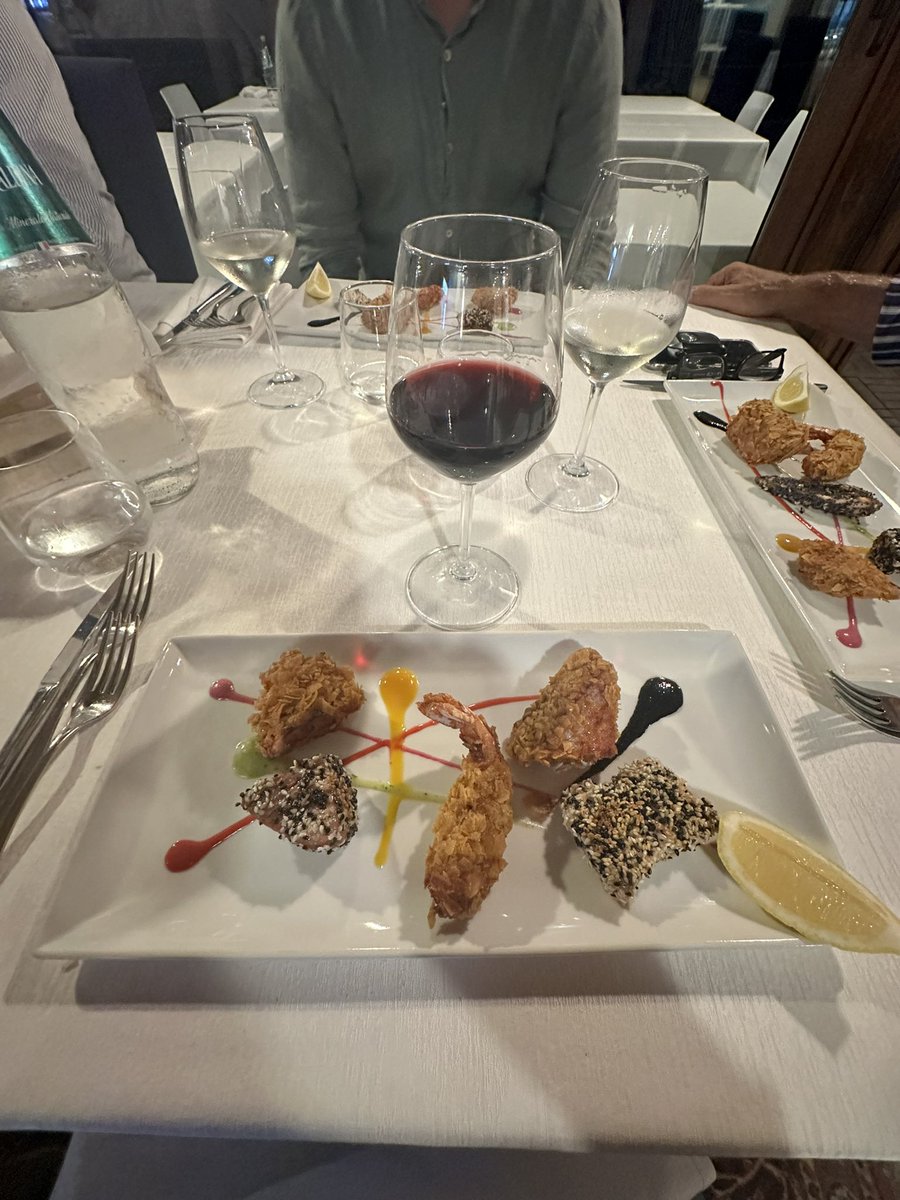 paolopasquale's tweet photo. Cena sarda: antipasti di mare, spaghetti vongole e #bottarga, e per finire le mitiche #seadas, bagnate da #vino Cagnulari (vitigno autoctono sardo..) Pietra Romangia , buonissimo..
#wine #sardegna #localfood https://t.co/y2wM8cxXNG