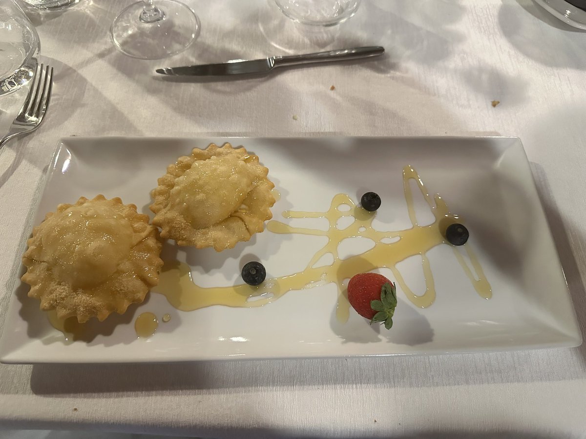 paolopasquale's tweet photo. Cena sarda: antipasti di mare, spaghetti vongole e #bottarga, e per finire le mitiche #seadas, bagnate da #vino Cagnulari (vitigno autoctono sardo..) Pietra Romangia , buonissimo..
#wine #sardegna #localfood https://t.co/y2wM8cxXNG