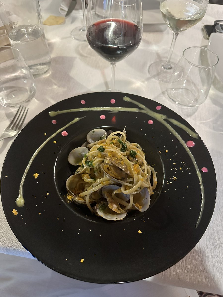 paolopasquale's tweet photo. Cena sarda: antipasti di mare, spaghetti vongole e #bottarga, e per finire le mitiche #seadas, bagnate da #vino Cagnulari (vitigno autoctono sardo..) Pietra Romangia , buonissimo..
#wine #sardegna #localfood https://t.co/y2wM8cxXNG