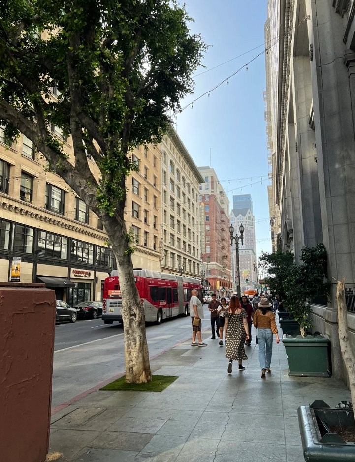 ktydorky's tweet photo. The city center of LA finally feels a little like a metropolis😆
But it’s not recommended to go here alone. My friend and I were a little scared walking on the street together. https://t.co/v2ecqtPU5d