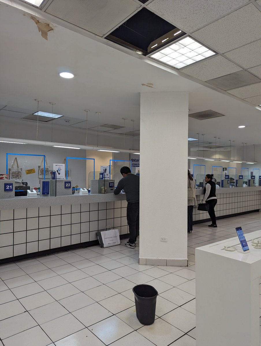 ivahnpv's tweet photo. CAC #Telcel de galerías Monterrey, con peste a drenaje! 🤣 https://t.co/JwE0RCpxWp
