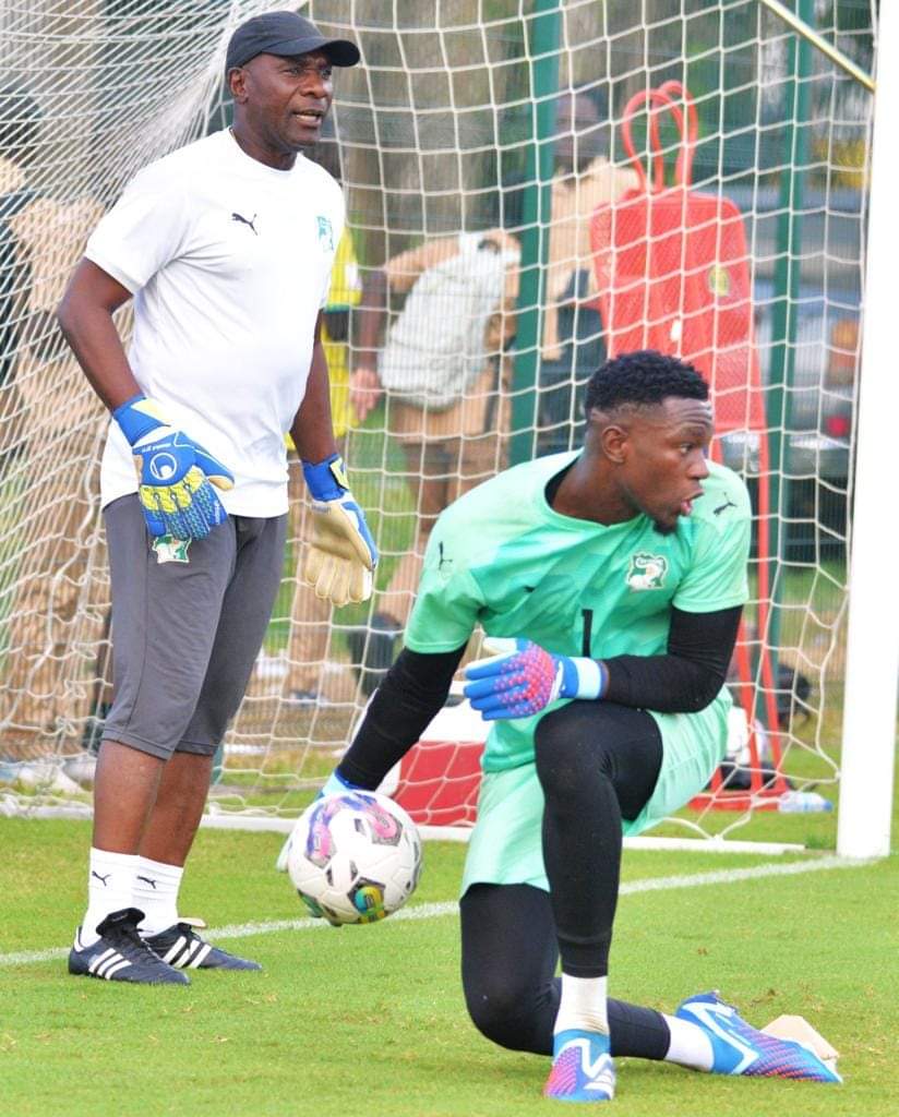 SEFLO9's tweet photo. Première séance d'entraînement avant #CIVMAR ce samedi 14/10 
Au stade #houphouet 
Avec 22 joueurs présents et la légende #GOUAMENE champion d'Afrique 92 au poste d'entraîneur des gardiens 

#football #Maroc #Morocco #ci225 #civ225 #cotedivoire #CIV #Afrique #RFI #foot #team225 https://t.co/LtYQN9mYHr