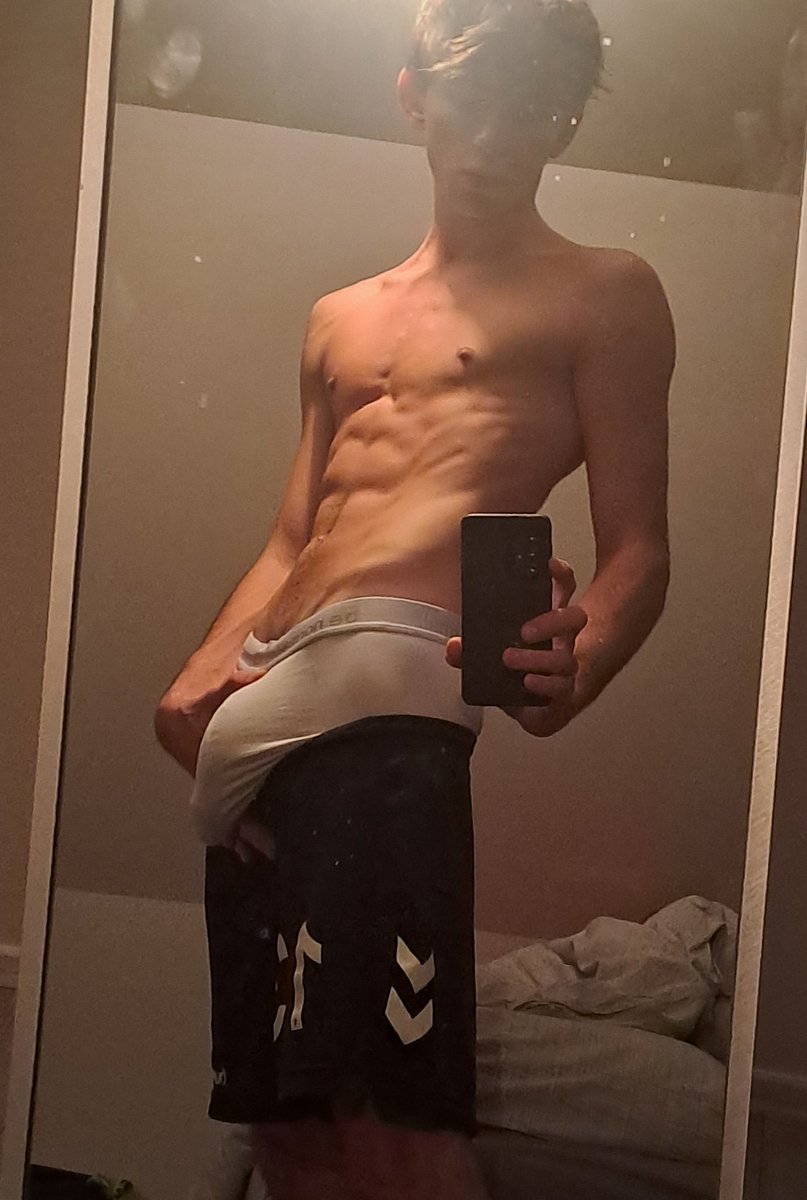 elio_twinkk's tweet photo. feeling hot feeling horny I need an ass 😣 https://t.co/aQIJ3spSu0