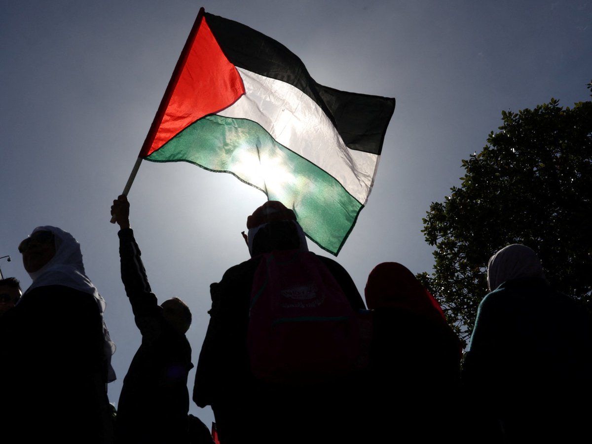 MomenElsayed21's tweet photo. فلسطين قضيتى وقضية كل مسلم و عربى و قضية كل انسان👌

عن أبي هريرة: «أنه رسول الله ﷺ قال: لا تَقُومُ السَّاعَةُ حتَّى تُقاتِلُوا اليَهُودَ، حتَّى يَقُولَ الحَجَرُ وراءَهُ اليَهُودِيُّ: يا مُسْلِمُ، هذا يَهُودِيٌّ وَرائي فاقْتُلْهُ» https://t.co/HDVYNz3zFV