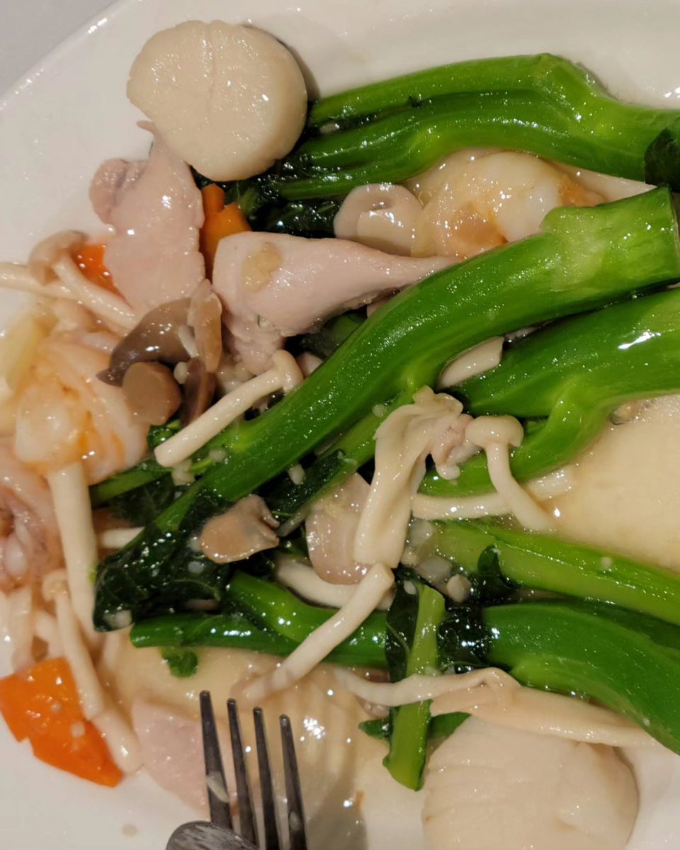 canadianjacs's tweet photo. Last night's Thanksgiving (Canadian) dinner with friends.
(X only allows 4 pictures so I can't show all we had in one post)
Chicken with scallops, prawns, Chinese broccoli;
#livealaskankingcrab
#livechicklobster
#crispyskinchicken
#prawns
#Chinesemushrooms
#Chinesebroccoli https://t.co/7jvP1XsX1L