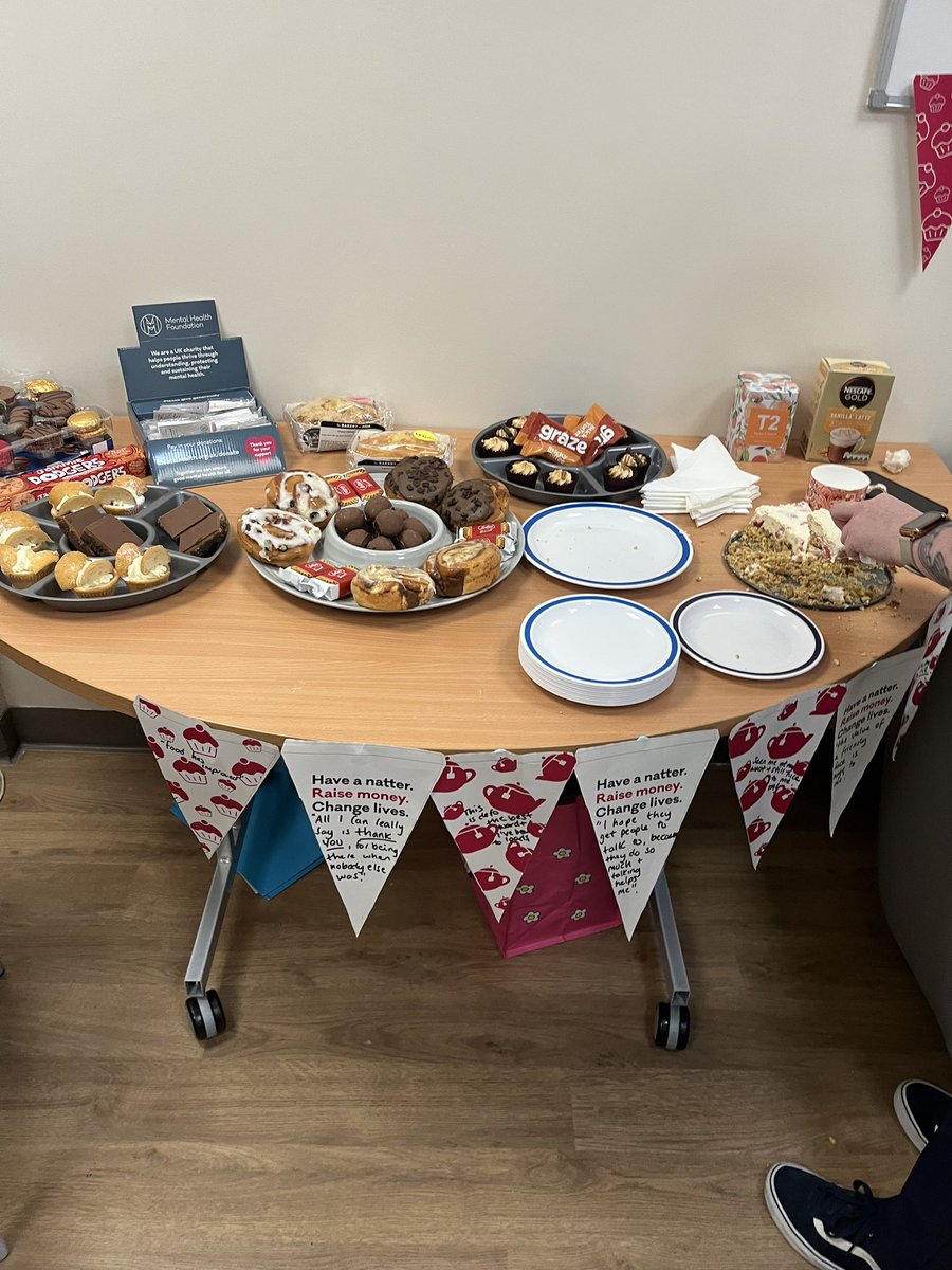 Llizwilliams's tweet image. #WorldMentalHealthDay23 tea &amp;amp; talk on Sovereign Unit - lead by our wellbeing lead leona 🌟thanks for supporting each other to attend by taking shifts to cover the ward. Lots of new ideas to improve staff wellbeing 🤩