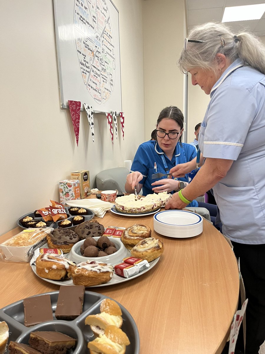 Llizwilliams's tweet image. #WorldMentalHealthDay23 tea &amp;amp; talk on Sovereign Unit - lead by our wellbeing lead leona 🌟thanks for supporting each other to attend by taking shifts to cover the ward. Lots of new ideas to improve staff wellbeing 🤩