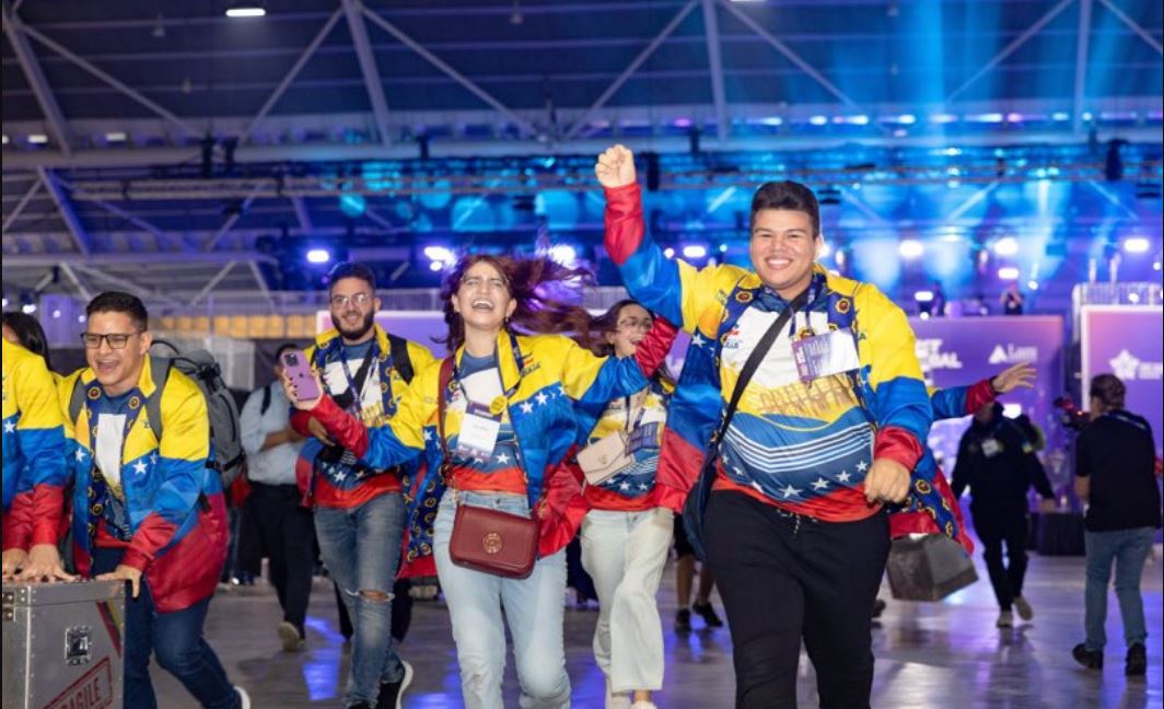 #Venezuela gana el mundial de robótica 🇻🇪

El #TeamVenezuela ganó la medalla de oro Albert Einstein Award for First Global Internacional Excellence, en esta edición del campeonato donde participan 191 países. La cita tuvo lugar en Singapur del 7 al 10 de octubre de 2023.