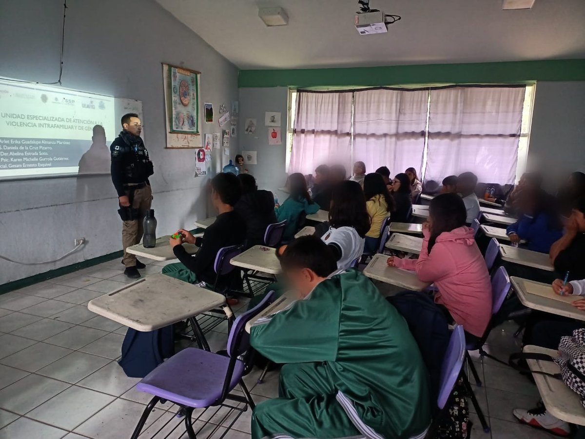 sspdgo's tweet photo. 1) DMSP  a través del Mando Único de Canatlán, en coordinación con la Unidad Especializada de Atención a Víctimas de Violencia Familiar y de Género, #ueavig  acudieron a la Sec. Rivas de Col. Ejidal, a dar pláticas sobre violencia escolar, sus manifestaciones y consecuencias, https://t.co/y7T2SxXK5z