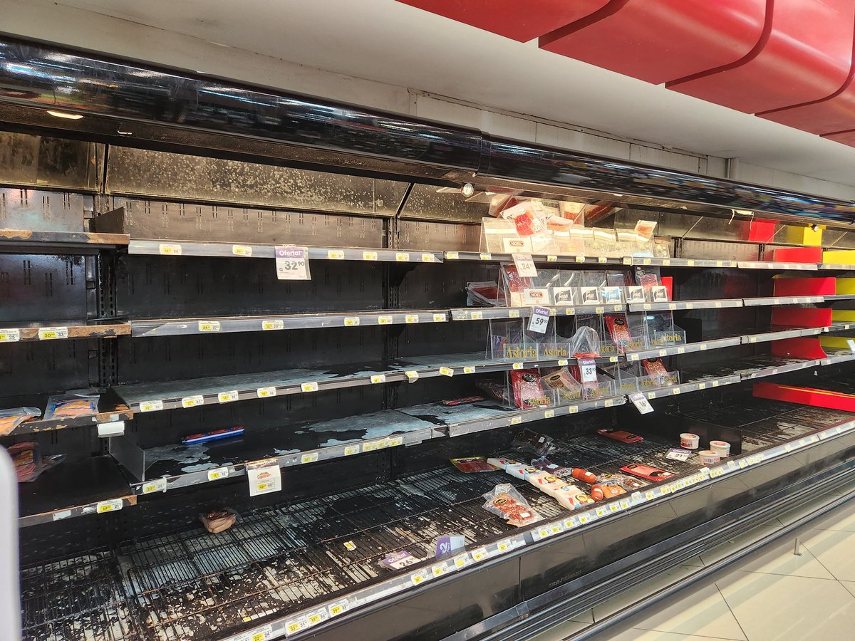 LineasFrescas's tweet photo. Esto provocan los #BloqueosGT y no apoyan la democracia. La gente está sufriendo porque no puede ir a trabajar, comprar alimentos y tener certeza si regresará a casa.
#ParenlaYA @msemillagt https://t.co/8XiJAq5Vdf