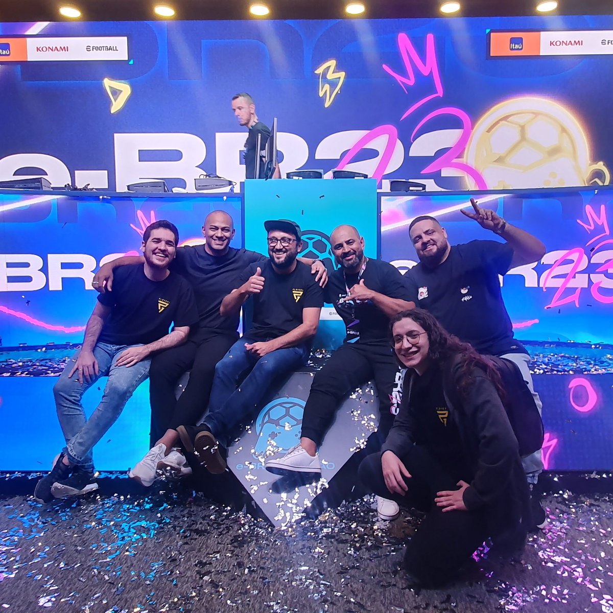 Final do E-brasileirão: emoção, nervosismo e muita honra!

Compartilho com vocês a alegria de ter participado da final do E-brasileirão, uma experiência única e desafiadora. Foi um grande desafio criar conteúdo para um evento tão importante, que aconteceu dentro da sede da CBF.