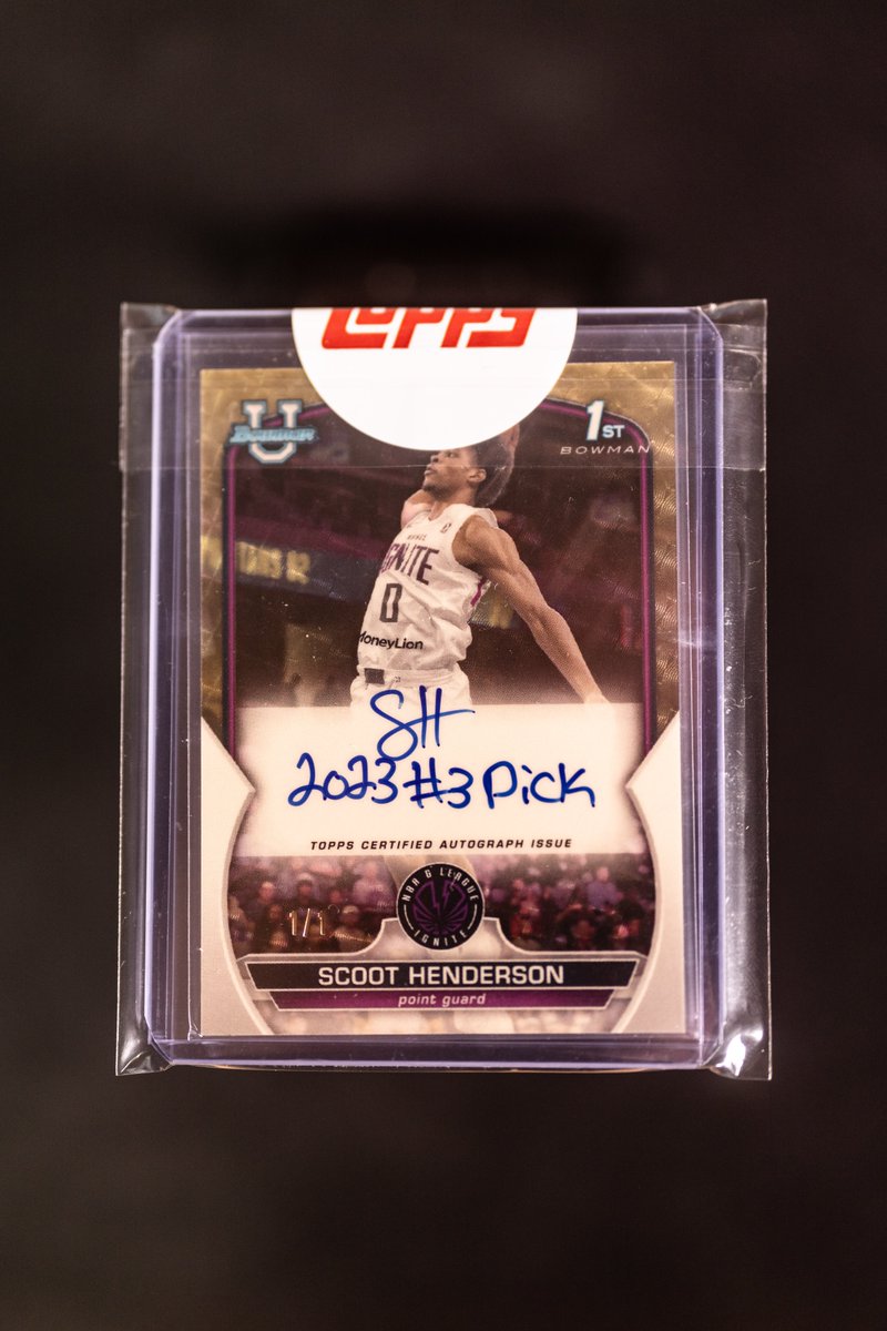 OMG ! ⚡️
I just received my first superfractor 1/1
Scoot Henderson 🏀

Bowman Chrome University 22/23 
Scoot Henderson auto parallel Superfractor 1/1

How much do you estimate it ? 
SH it's time to be rookie of the year !
let's gooo