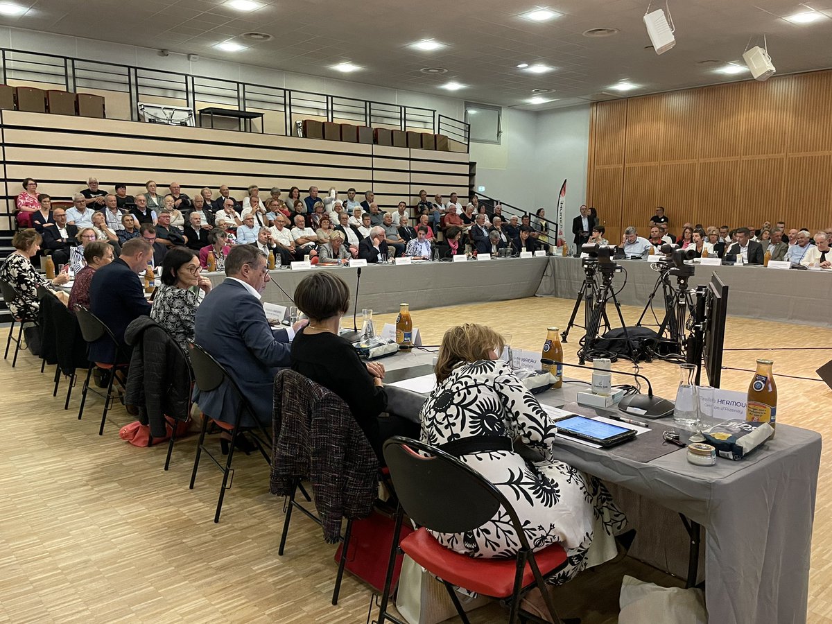 majorite_CD85's tweet photo. 🟩 SESSION DU DEPARTEMENT : OUVERTURE A SOULLANS

❇️ Le Président Alain Leboeuf et les élus sont accueillis par les Conseillers départementaux du canton de Saint-Jean-de-Monts Amélie Riviere et Noël Faucher, ainsi que le Maire de Soullans, Jean-Michel Rouillé. https://t.co/fjZPEsSr2v