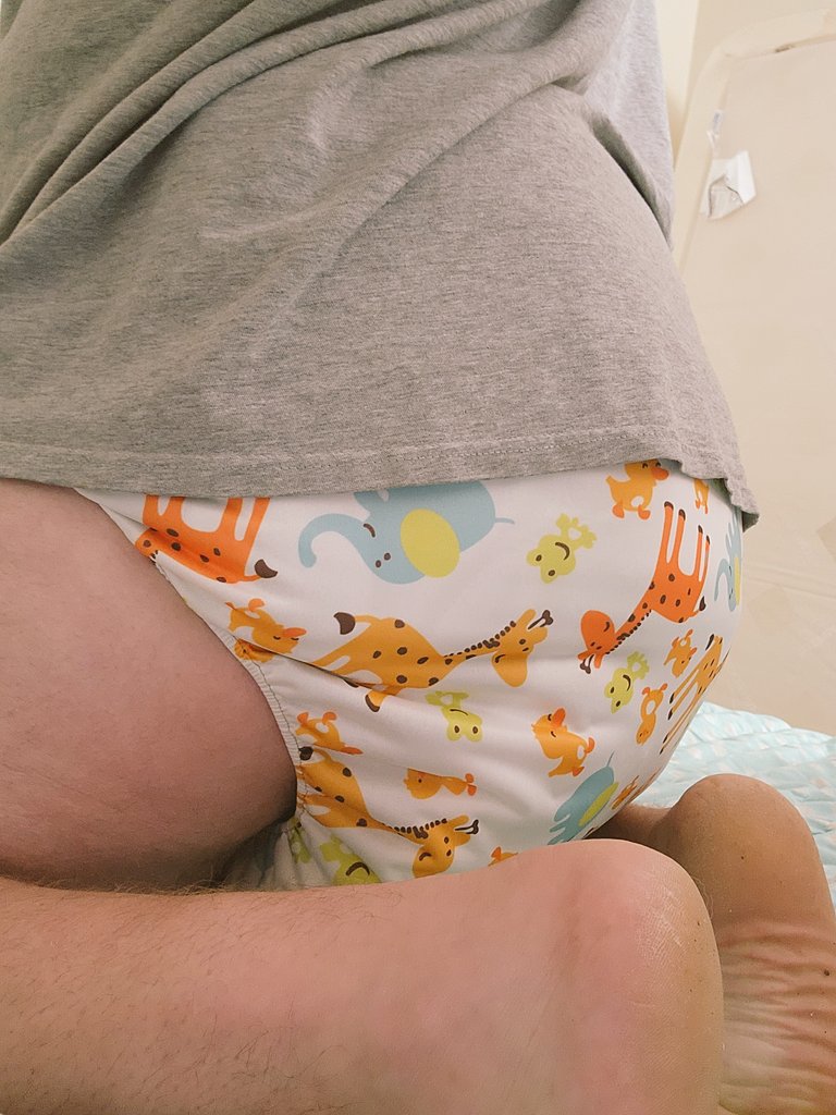wittlediper's tweet photo. So I contacted Monika from dependeco diapers. And we made this custom waddle pocket diaper. 
And it is absolutely huge. And checked all of my boxes. 

#abdl #diaperlover #thickdiaper #adultclothdiaper https://t.co/MajakChlU5